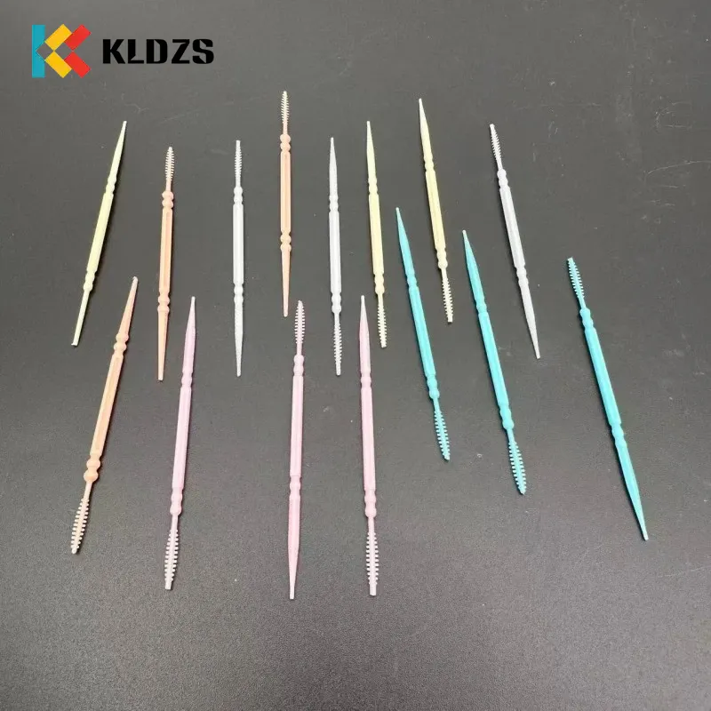 Plastični zobotrebec v obliki ribje kosti